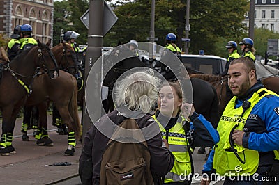 Handhaving At Discussing During The Group Protesting At The Climate Demonstration From The Extinction Rebellion Group At Amsterdam Editorial Stock Photo