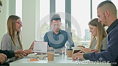 Handskakning på teamwork för visning för affärsmöte arkivfilmer Handskakning på teamwork för visning för affärsmöte arkivfilmer