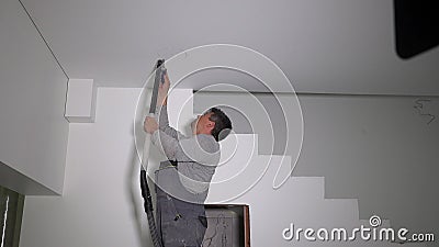 schermutseling Zeeslak oplichterij Handyman Zag Een Rondgat in Het Gips Plafond Voor Het Led-lichtpaneel Stock  Video - Video of reinigingsmachine, installatie: 166589461