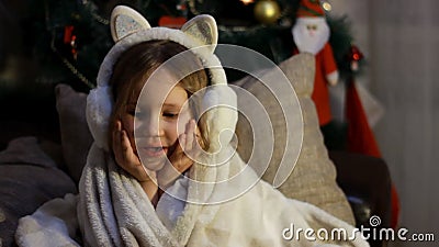 Happy cute Kind im Winter Kopfhörer lächeln, macht einen Wunsch und wartet auf ein Geschenk von santa-Claus Frohe Weihnachten und stock video Happy cute Kind im Winter Kopfhörer lächeln, macht einen Wunsch und wartet auf ein Geschenk von santa-Claus Frohe Weihnachten und stock video