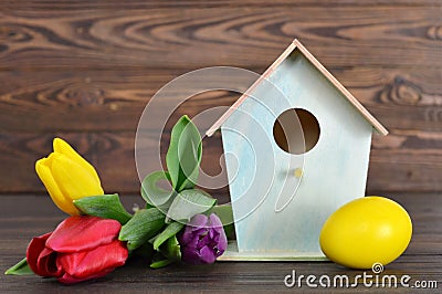 Happy Easter: Easter egg, birdhouse and spring flowers Stock Photo