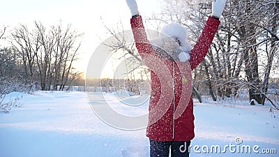 Happy Girl Schnee mit den Händen bei Sonnenuntergang im Wald Schneefälle und Funkeln in der Sonne. Kinderspiel im Winter stock footage Happy Girl Schnee mit den Händen bei Sonnenuntergang im Wald Schneefälle und Funkeln in der Sonne. Kinderspiel im Winter stock footage