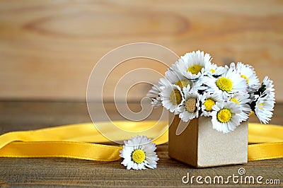 Happy Mother's Day card: Daisy flowers arranged in gift box Stock Photo