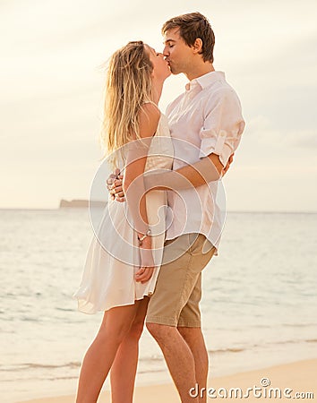 https://thumbs.dreamstime.com/x/happy-romantic-couple-beach-sunset-embracing-each-other-man-women-love-watching-sun-set-ocean-35119755.jpg