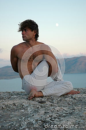 Hatha-yoga: Ardha Matsyendrasana Stock Photo