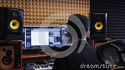 Hauptmusikstudio Toningenieur, der am soliden Musikstudio mischt und beherrscht Digital-Audioarbeitsplatz Haupttonstudio stock footage Hauptmusikstudio Toningenieur, der am soliden Musikstudio mischt und beherrscht Digital-Audioarbeitsplatz Haupttonstudio stock footage