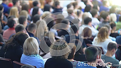 Haut-parleur présentant un exposé dans la salle de conférences à l'événement d'affaires Assistance à la salle de conférences banque de vidéos Haut-parleur présentant un exposé dans la salle de conférences à l'événement d'affaires Assistance à la salle de conférences banque de vidéos