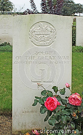 Headstone of unknown British WW1 soldier of Gloucestershire Regiment in military cemetery in France Stock Photo