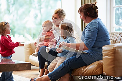 Health Visitor Talking To Mother With Young Children Stock Photo