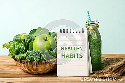 the HEALTHY HABITS message and the Healthy fresh green smoothie Stock Photo