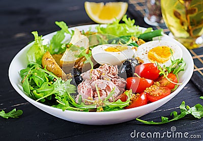 Healthy hearty salad of tuna, green beans, tomatoes, eggs, potatoes, black olives Stock Photo