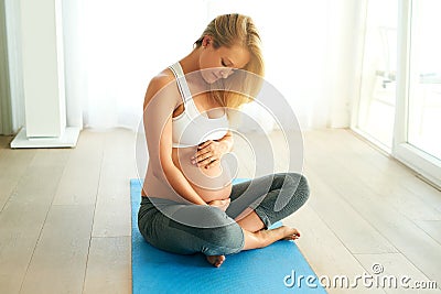 Healthy mama, healthy baby. a pregnant woman working out on an exercise mat at home. Stock Photo