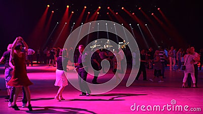 Heel wat paren zijn dansende schommeling Uitstekende dans in een disco met levend muzikaal begeleidingsverschijnsel stock footage Heel wat paren zijn dansende schommeling Uitstekende dans in een disco met levend muzikaal begeleidingsverschijnsel stock footage