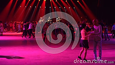 Heel wat paren zijn dansende schommeling Uitstekende dans in een disco met levend muzikaal begeleidingsverschijnsel stock footage Heel wat paren zijn dansende schommeling Uitstekende dans in een disco met levend muzikaal begeleidingsverschijnsel stock footage