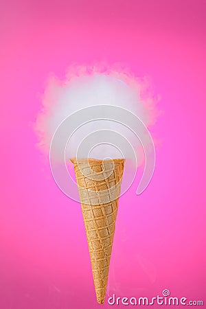 helado de cucurucho de galleta con nube sobre fondo fucisa degradado Stock Photo