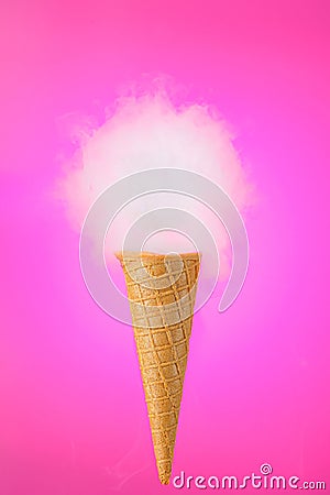 helado de cucurucho de galleta de nube sobre fondo fucsia Stock Photo