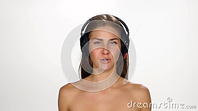 Hembra hermosa en auriculares que escucha almacen de video Hembra hermosa en auriculares que escucha almacen de video