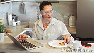 Hermosa mujer latina trabajando en una laptop y hablando por teléfono en el trabajo Trabajo en casa, independiente, tecnología mo almacen de video Hermosa mujer latina trabajando en una laptop y hablando por teléfono en el trabajo Trabajo en casa, independiente, tecnología mo almacen de video