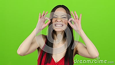 Het Aziatische meisje stellen in camera en zij die glimlachen Het groene scherm Langzame Motie stock footage Het Aziatische meisje stellen in camera en zij die glimlachen Het groene scherm Langzame Motie stock footage