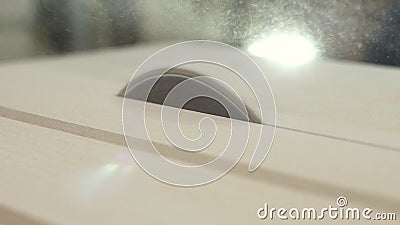 Het cirkel scherpe hout van de lijstzaag in dichte omhooggaand van de timmermansworkshop stock footage Het cirkel scherpe hout van de lijstzaag in dichte omhooggaand van de timmermansworkshop stock footage