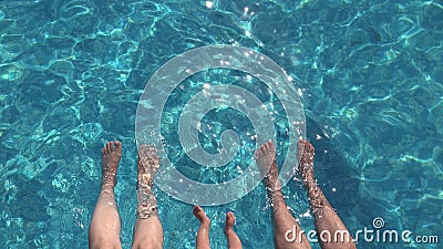 Het detail van familievoeten ontspant in pool, moeder, vader en babyvoeten onder water stock videobeelden Het detail van familievoeten ontspant in pool, moeder, vader en babyvoeten onder water stock videobeelden