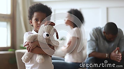 Het droevige stuk speelgoed die van de jongensholding camera, scheiding en kinderen bekijken stock video Het droevige stuk speelgoed die van de jongensholding camera, scheiding en kinderen bekijken stock video