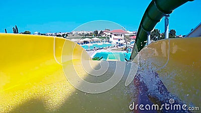 Het gaan onderaan de waterdia in aquapark Het gaan onderaan de waterdia in aquapark