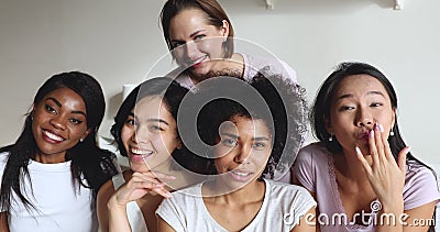Het glimlachen van multiculturele jonge meisjes die een pyjama dragen, kijken naar camera's stock footage Het glimlachen van multiculturele jonge meisjes die een pyjama dragen, kijken naar camera's stock footage