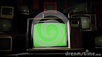 het Groene Scherm van de jaren '80tv in het midden van Vele TVs Koude Toon Dolly schot stock video het Groene Scherm van de jaren '80tv in het midden van Vele TVs Koude Toon Dolly schot stock video