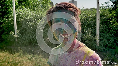 Het jonge cheerfyl Aziatische meisje in kleuren wordt geworpen met kleurrijk poeder op holifestival in dag in de zomer, kleurenco stock videobeelden Het jonge cheerfyl Aziatische meisje in kleuren wordt geworpen met kleurrijk poeder op holifestival in dag in de zomer, kleurenco stock videobeelden