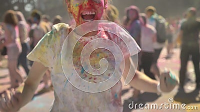 Het jonge gelukkige meisje in kleurrijk poeder springt en gilt op holifestival in dag in de zomer, kleurenconcept stock footage Het jonge gelukkige meisje in kleurrijk poeder springt en gilt op holifestival in dag in de zomer, kleurenconcept stock footage