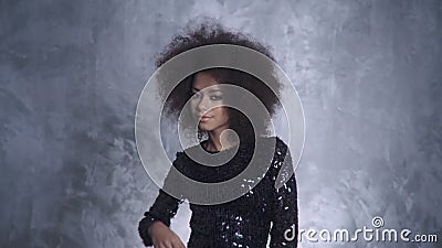 Het jonge mooie Afrikaanse meisje stellen in elegante kleding, die camera bekijken stock video Het jonge mooie Afrikaanse meisje stellen in elegante kleding, die camera bekijken stock video