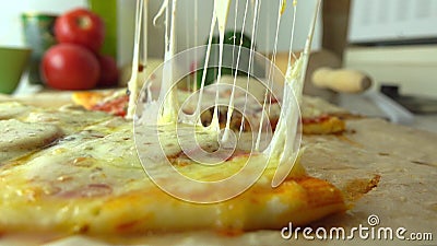 Het koken, een deel van de reeks Nemend een stuk van vers gebakken eigengemaakte pizza met het uitrekken van kaas o stock videobeelden Het koken, een deel van de reeks Nemend een stuk van vers gebakken eigengemaakte pizza met het uitrekken van kaas o stock videobeelden