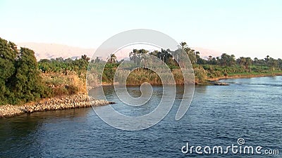 Het kruisen door de bank van de rivier Nijl in Egypte Het kruisen door de bank van de rivier Nijl in Egypte