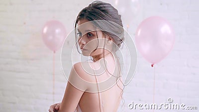 Het leuke charmante meisje met een kinderachtig gezicht stelt, bevindt een model zich met een ideale tedere huid in een vrije lic stock footage Het leuke charmante meisje met een kinderachtig gezicht stelt, bevindt een model zich met een ideale tedere huid in een vrije lic stock footage
