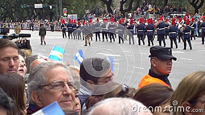 Het marcheren van Chili band die in vieringen van de de onafhankelijkheidsdag van Argentinië de Tweehonderdjarige uitgaan stock video Het marcheren van Chili band die in vieringen van de de onafhankelijkheidsdag van Argentinië de Tweehonderdjarige uitgaan stock video