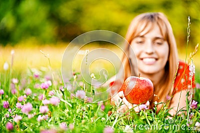 image: het-meisje-geeft-appel-15262576