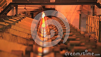 Het metaal leidt productielijn door buizen Hete staalpijp op productielijn bij fabriek stock footage Het metaal leidt productielijn door buizen Hete staalpijp op productielijn bij fabriek stock footage