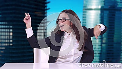 Het mooie brunette met glazen die in een pak bij Bureau zitten en geniet van een succesvolle carrière stock footage Het mooie brunette met glazen die in een pak bij Bureau zitten en geniet van een succesvolle carrière stock footage