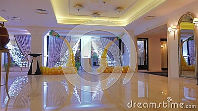 Het ontwerp van een zaal in de gele ballons Bos van gekleurde ballondecoratie Gele achtergrond stock footage Het ontwerp van een zaal in de gele ballons Bos van gekleurde ballondecoratie Gele achtergrond stock footage