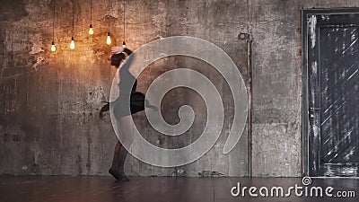 Het opgeleide dansersmeisje wervelt in een dramatische dans in een donkere gotische zaal stock videobeelden Het opgeleide dansersmeisje wervelt in een dramatische dans in een donkere gotische zaal stock videobeelden