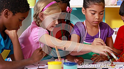 Het peuterklasse schilderen bij lijst in klaslokaal stock videobeelden Het peuterklasse schilderen bij lijst in klaslokaal stock videobeelden