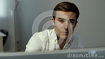 Het portret van het close-upgezicht van ernstige geconcentreerde handelaar die het schermvoorraad online bekijken stock footage Het portret van het close-upgezicht van ernstige geconcentreerde handelaar die het schermvoorraad online bekijken stock footage