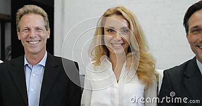 Het portret van diverse groep het bedrijfsmensen gelukkige glimlachen in modern bureau, succesvol zakenlui mengt rasteam Het portret van diverse groep het bedrijfsmensen gelukkige glimlachen in modern bureau, succesvol zakenlui mengt rasteam