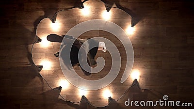 Het silhouet van jonge meisjesballerina danst rond op houten vloer, buiging, lichten, balletconcept, bewegingsconcept stock video Het silhouet van jonge meisjesballerina danst rond op houten vloer, buiging, lichten, balletconcept, bewegingsconcept stock video