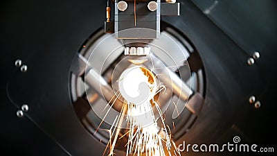 Het snijden van metaal, vonken vliegt van laser, modern hulpmiddel in zware industrie stock videobeelden Het snijden van metaal, vonken vliegt van laser, modern hulpmiddel in zware industrie stock videobeelden