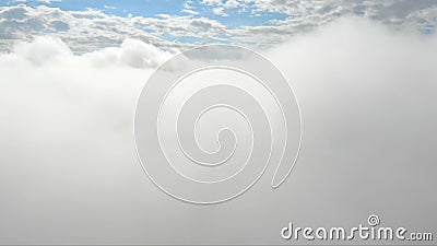 Het vliegen door wolken Blauwe hemel op de achtergrond van een bos van wolken Wolken die, bewegende hemelse hemel videolengte vli Het vliegen door wolken Blauwe hemel op de achtergrond van een bos van wolken Wolken die, bewegende hemelse hemel videolengte vli