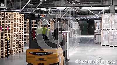 Het werk van het vorkheftoestel in groot pakhuis klem Magazijnmeesterarbeider met vorkheftruck Pakhuisrek van het Bedrijf stock video Het werk van het vorkheftoestel in groot pakhuis klem Magazijnmeesterarbeider met vorkheftruck Pakhuisrek van het Bedrijf stock video