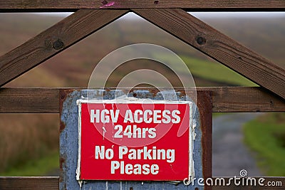 HGV ACCESS 24 HOURS NO PARKING Stock Photo