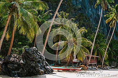 Hidden hut and boat on Ipil Beach at Pinagbuyutan Island. El Nido, Palawan, Philippines Stock Photo